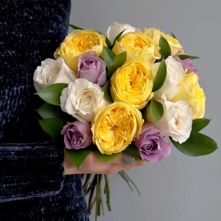 желтые розы, сорта желтых роз, Catalina (Каталина), пионовидные желтые розы описание, букет из желтых и фиолетовых роз
