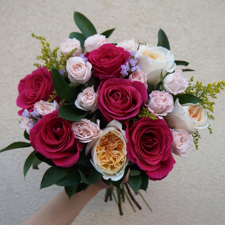 Контрастная триада во флористике, сочетание цветов в букетах, букет из красных, розовых и персиковых оттенков роз