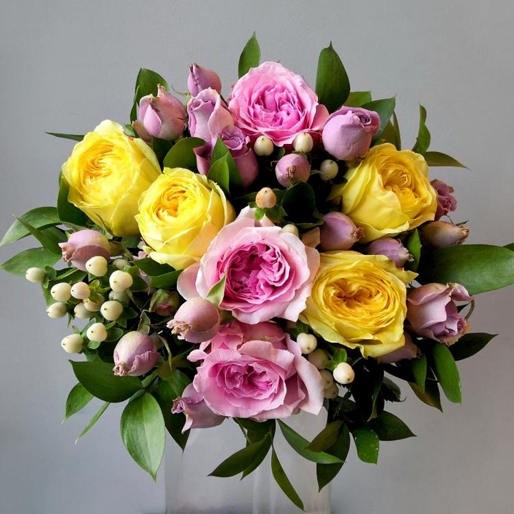Комплиментарное сочетание цветов во флористике, букет из розовых и желтых роз