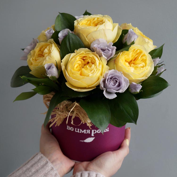 композиция из желтых и фиолетовых роз в шляпной коробке