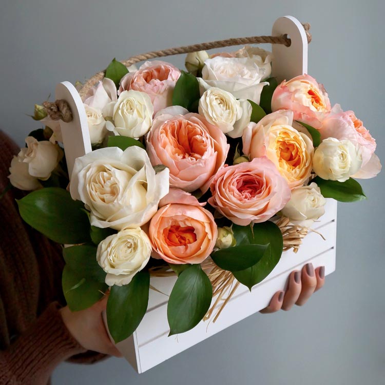 цветочная композиция в деревянной ящике из пионовидных роз персиковых и желтых оттенков