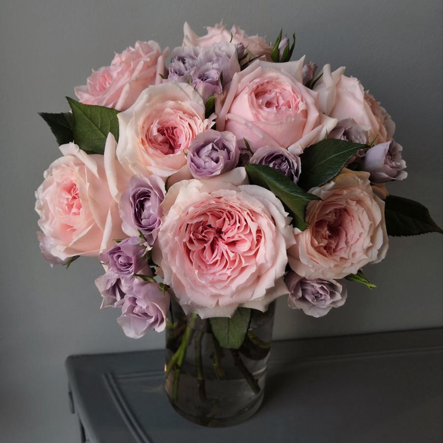 букет из розовых и лавандовых роз, букет из колумбийский роз Princess Hitomi , нежный букет