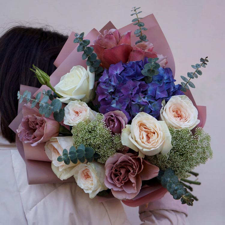 букет из кофейных роз с фиолетовыми розами и гортензией, идеальный букет для мужчины, подарок для мужчины 