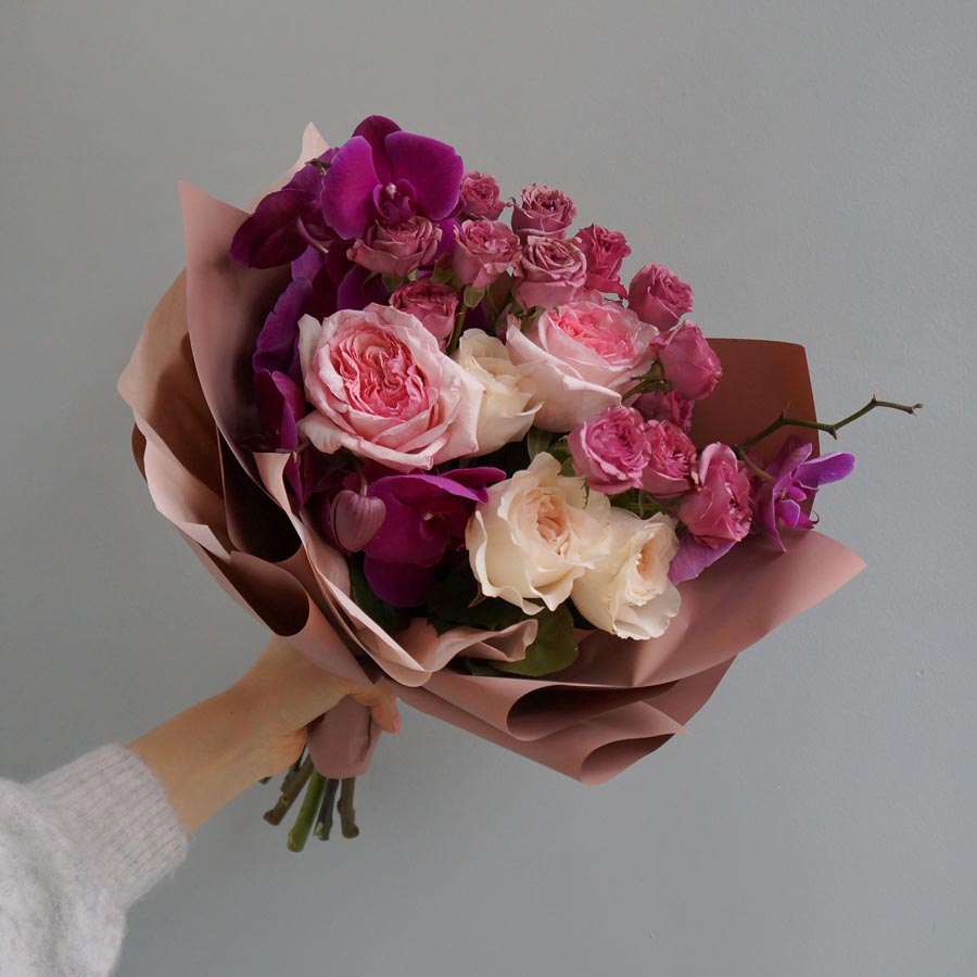 как упаковать букет на подарок мужчине, букет из розовых роз и орхидей на подарок мужчине