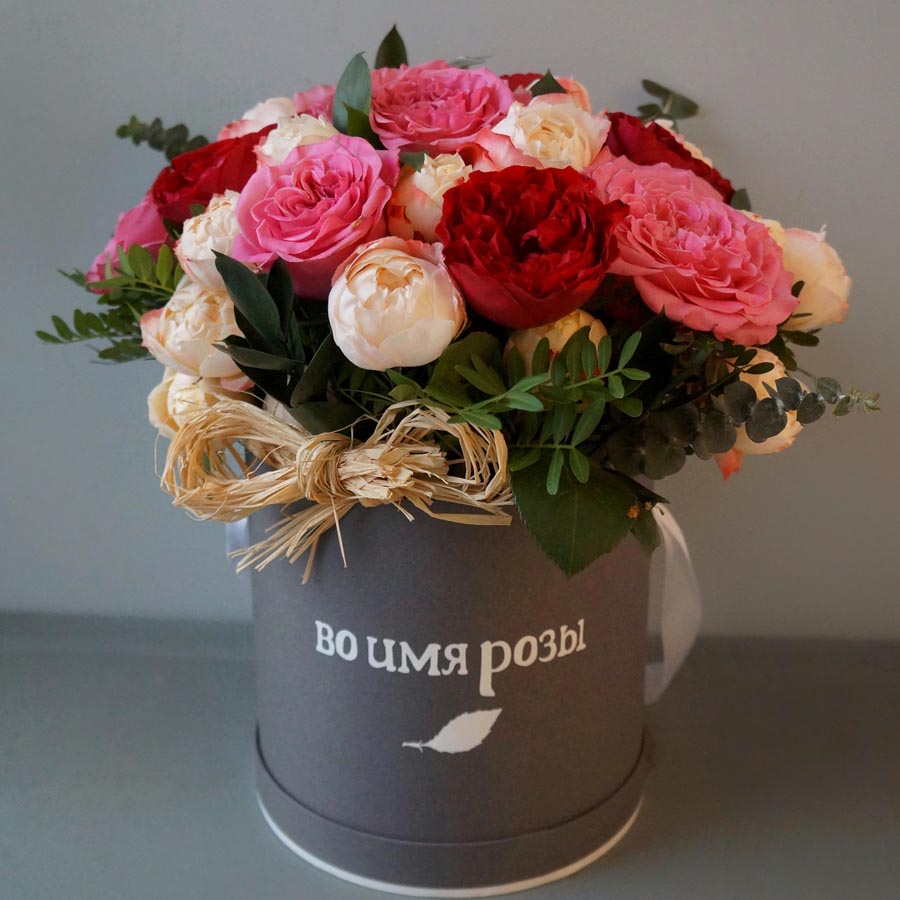 сорта розовых роз, Аshley, розовые садовые розы, букет из розовых, бежевых и красных роз в шляпной коробке