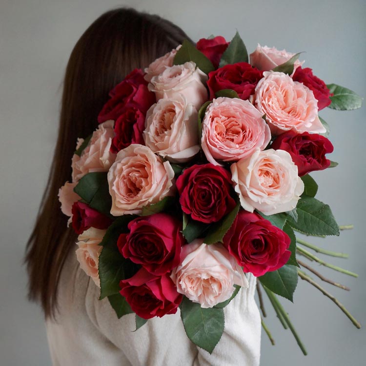 какого цвета бывают розы. букет из малиновых и розовых роз, малиновые розы
