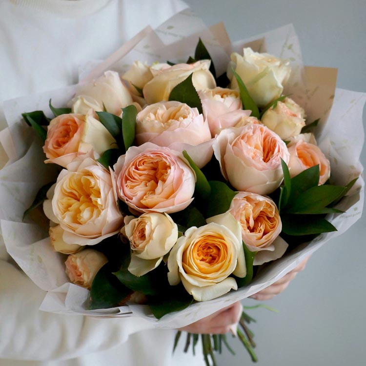какого цвета бывают розы, какого цвета выбрать розы, персиковые розы, букет из персиковых и кремовых роз