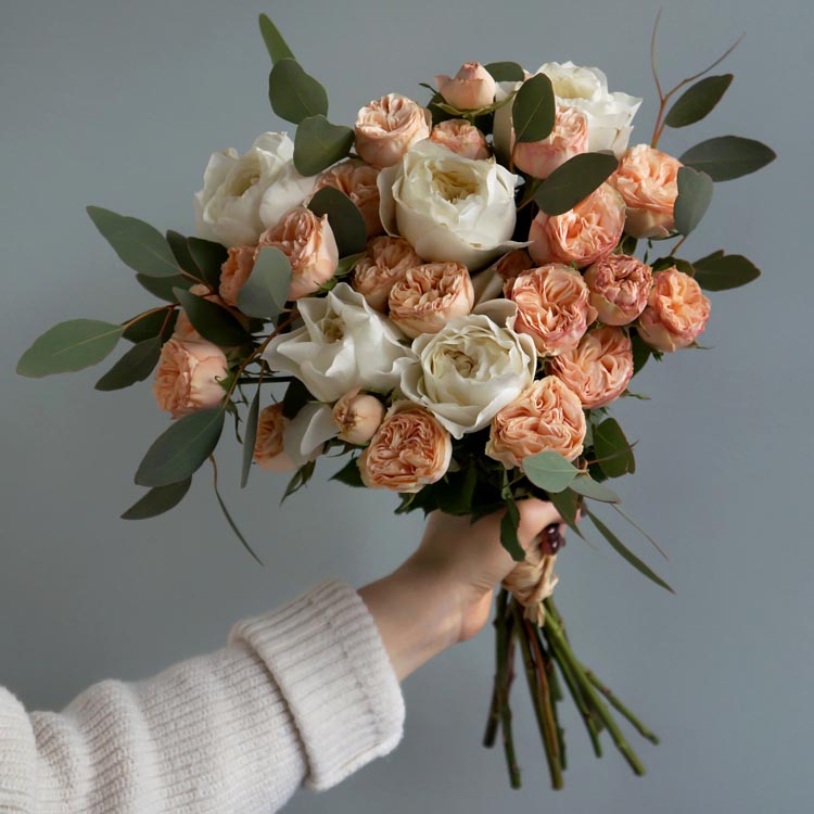 какого цвета бывают розы, какого цвета выбрать розы, персиковые розы, букет из персиковых и белых роз