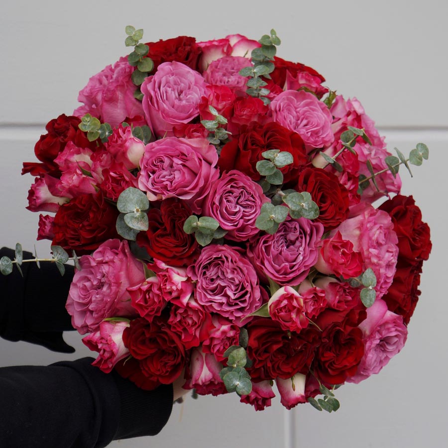 Queens Crown, сорта розовых роз, стойкая ароматная роза английской селекции, букет из малиновых и красных роз с эвкалиптом, ажурные розы