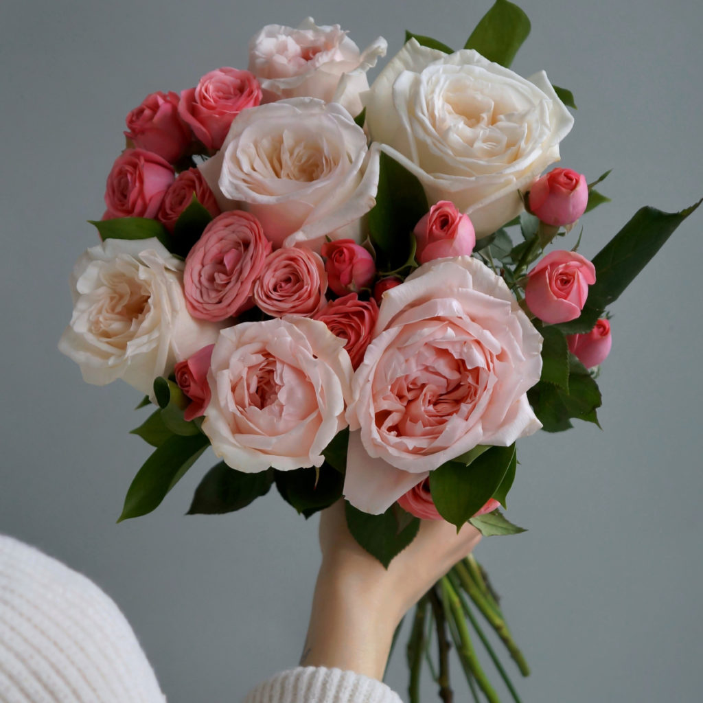 Красивый букет роз для женщины купить в Москве с доставкой недорого по цене  магазина Во имя розы