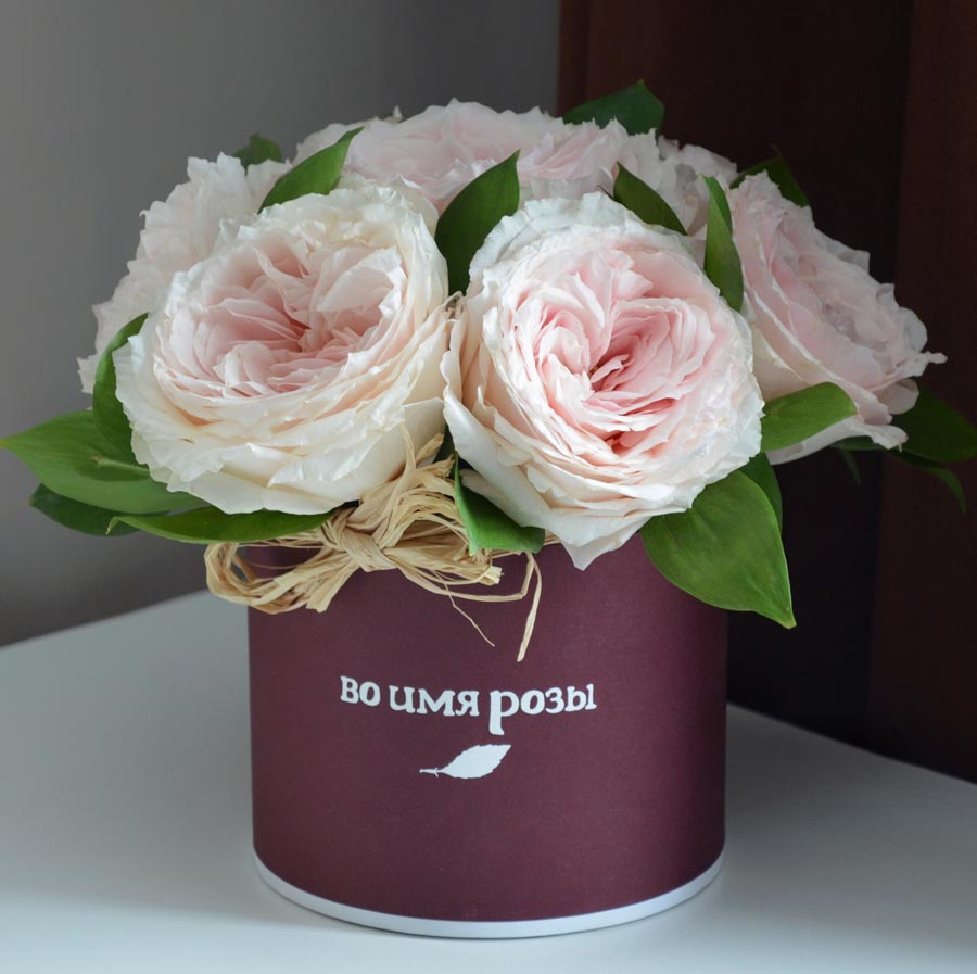 Tsumugi, сорта нежно розовых роз, пастельно розовые розы японской селекции купить москва, пионовидная светло розовая роза, букет из розовых роз в шляпной коробке, нежный букет” width=