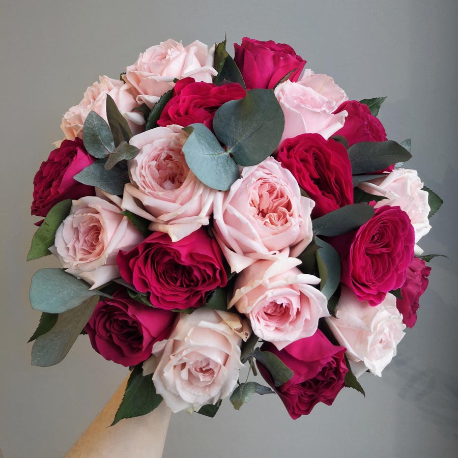 темно малиновые сорта роз, Darcey, роза английской селекции, ажурные розы, букет из светло и темно розовых роз с веточками эвкалипта” width=