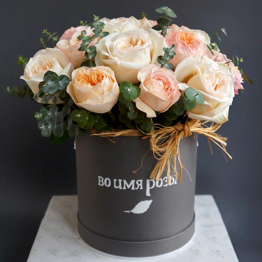 что подарить на свадьбу, букет роз в шляпной корзине, букет из персиковых роз с эвкалиптом