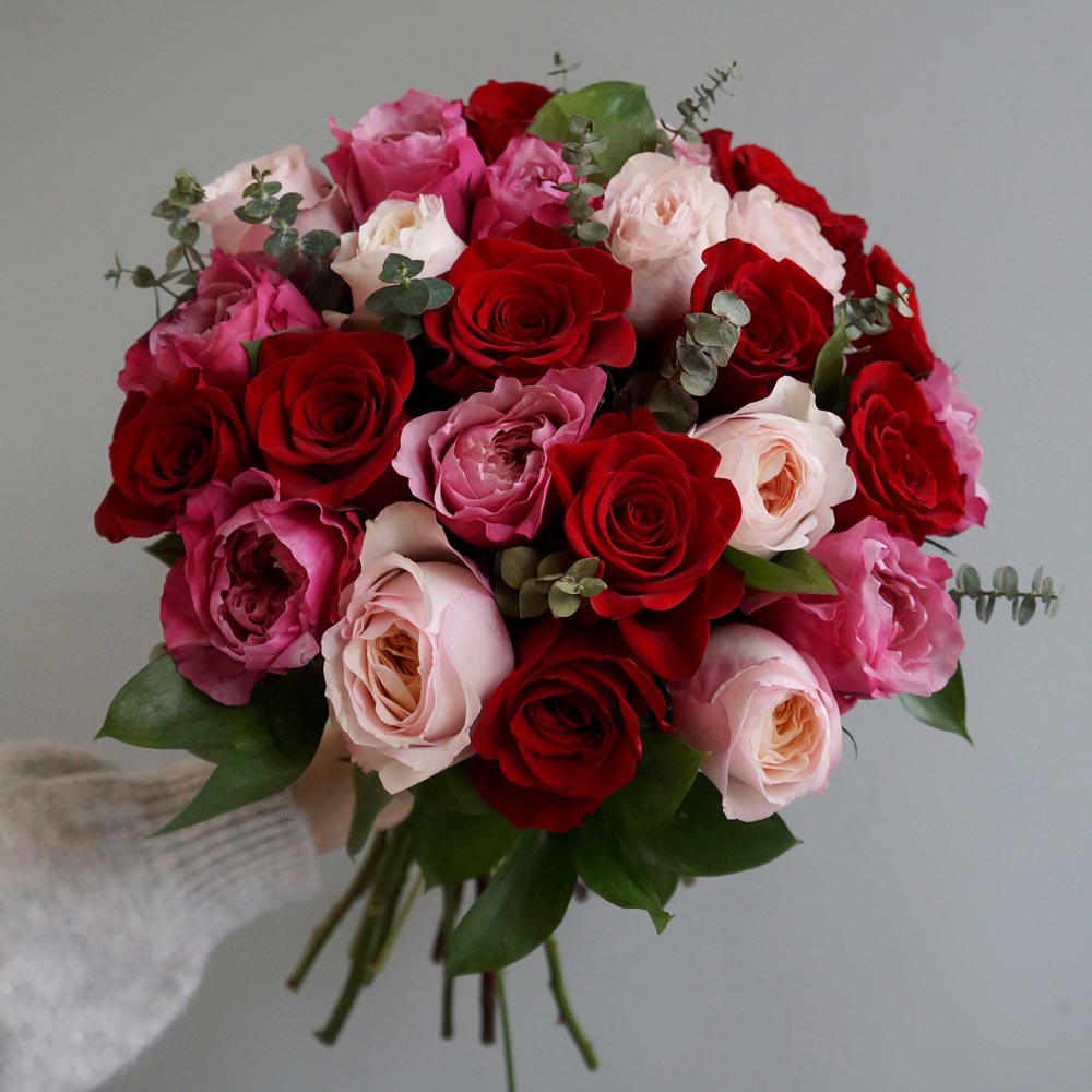 красные розы, значение красных роз, сорта красных роз, Freedom (Фридом) сорт красных классических роз, букет из красных классических роз, букет из красных, розовых и бежевых роз с эвкалиптом” width=