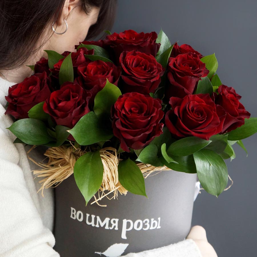 что подарить на свадьбу, букет роз в шляпной корзине, букет из классических красных роз
