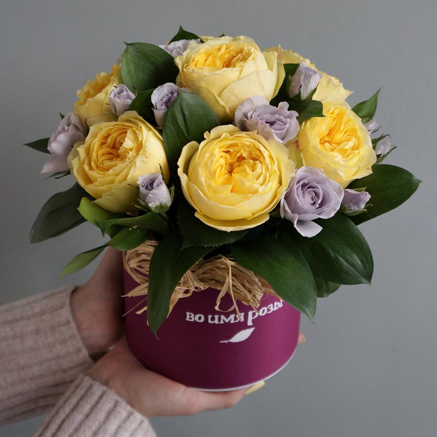 что подарить на свадьбу, букет роз в шляпной корзине, букет из желтых и фиолетовых роз 