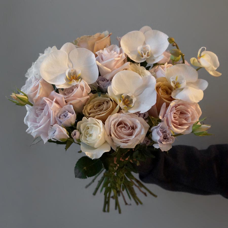 все о букете невесты, традиция бросать букет невесты, свободный букет невесты, типы букетов невесты, каскадный букет невесты, букет невесты из пастельных роз золотых, бежевых и фиолетовых роз с белыми орхидеями