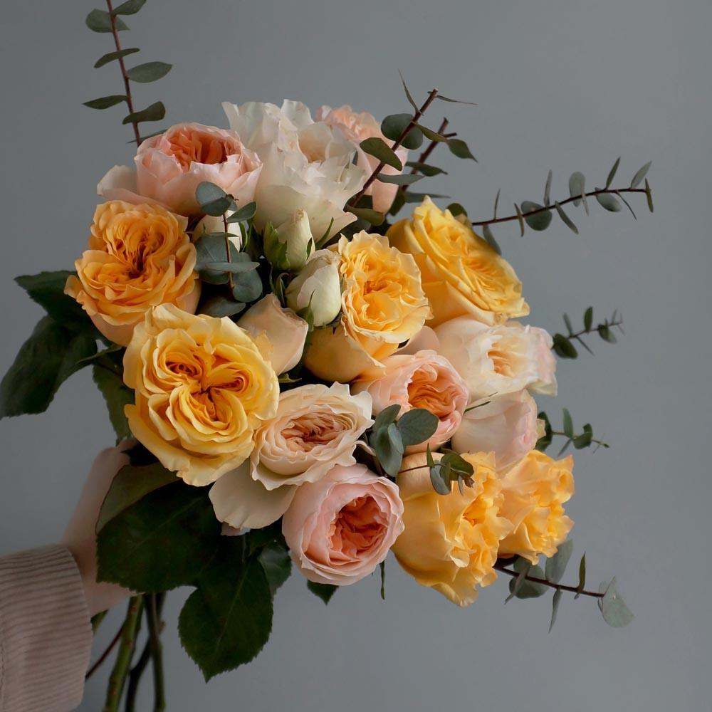 желтые розы, Country Sun (Кантри Сан) сорта садовых желтых роз, букет из желтых, оранжевых и бежевых садовых роз с эвкалиптом