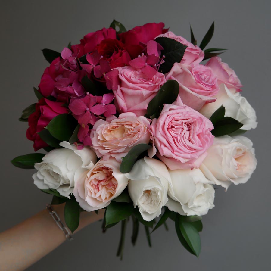 градиент букет невесты, малиново-белый букет невесты из гортензий и розовых и белых роз