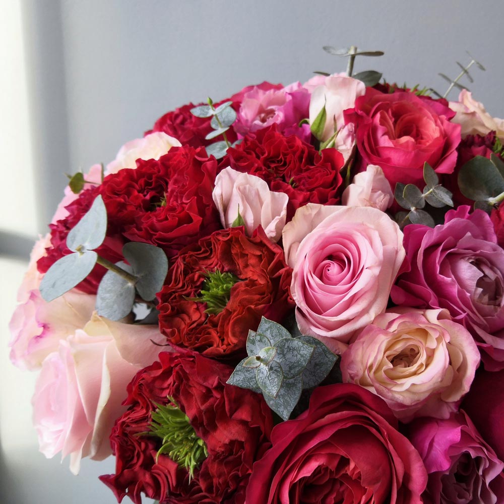 красные розы, значение красных роз, сорта красных роз, Red Eye (Рэд Ай) сорт роз описание , букет из красных и розовых роз с эвкалиптом” width=