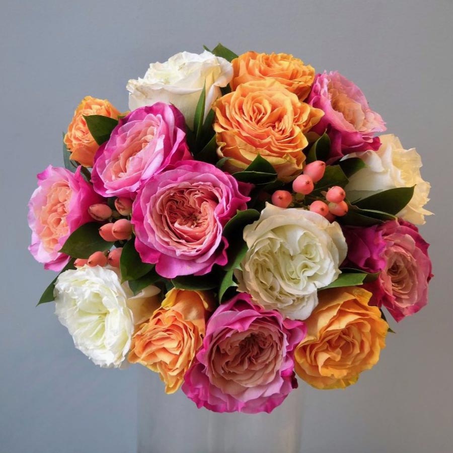 букет из розовых и оранжевых роз с веточками зверобоя (гиперикума)