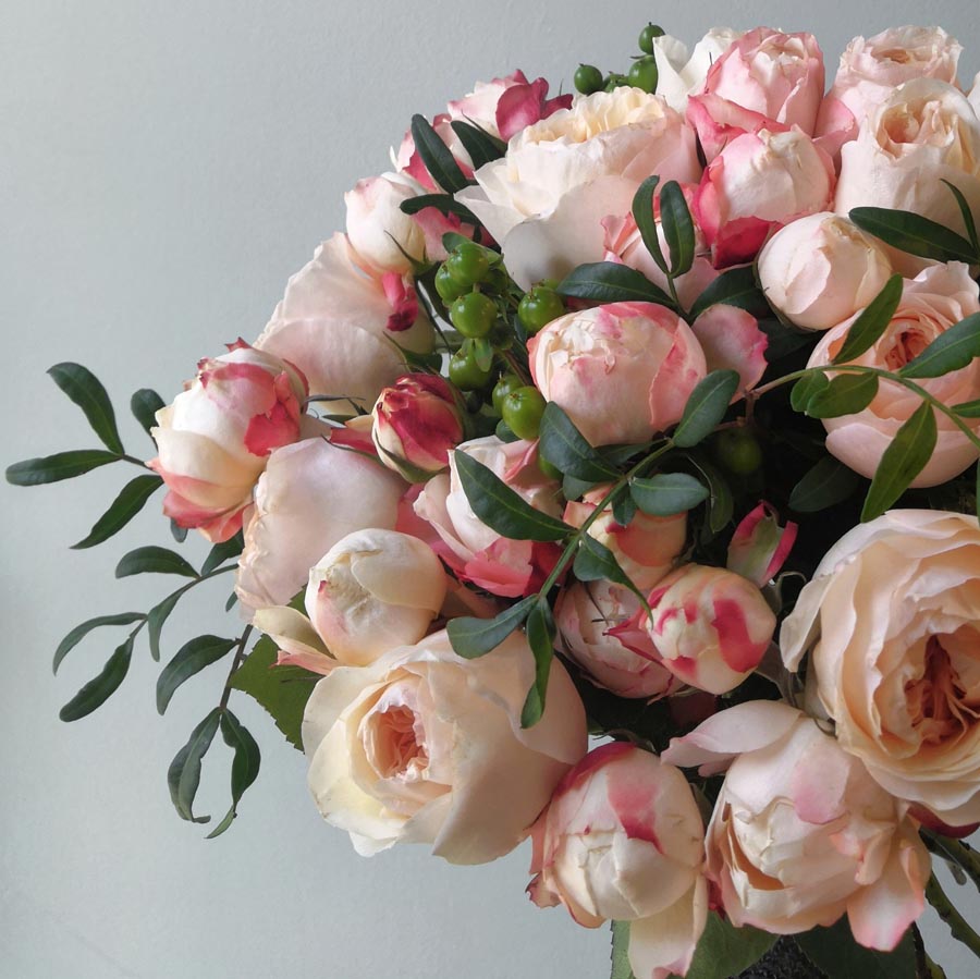 букет из розово-бежевых роз с зеленю и зверобоем