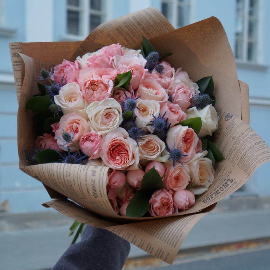 букет из розовых и бежевых роз с Эрингиумом
