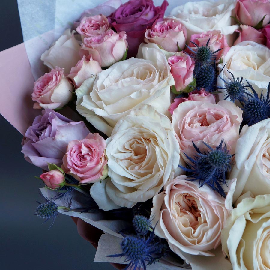 букет из розовых, фиолетовых и бежевых роз с Эрингиумом