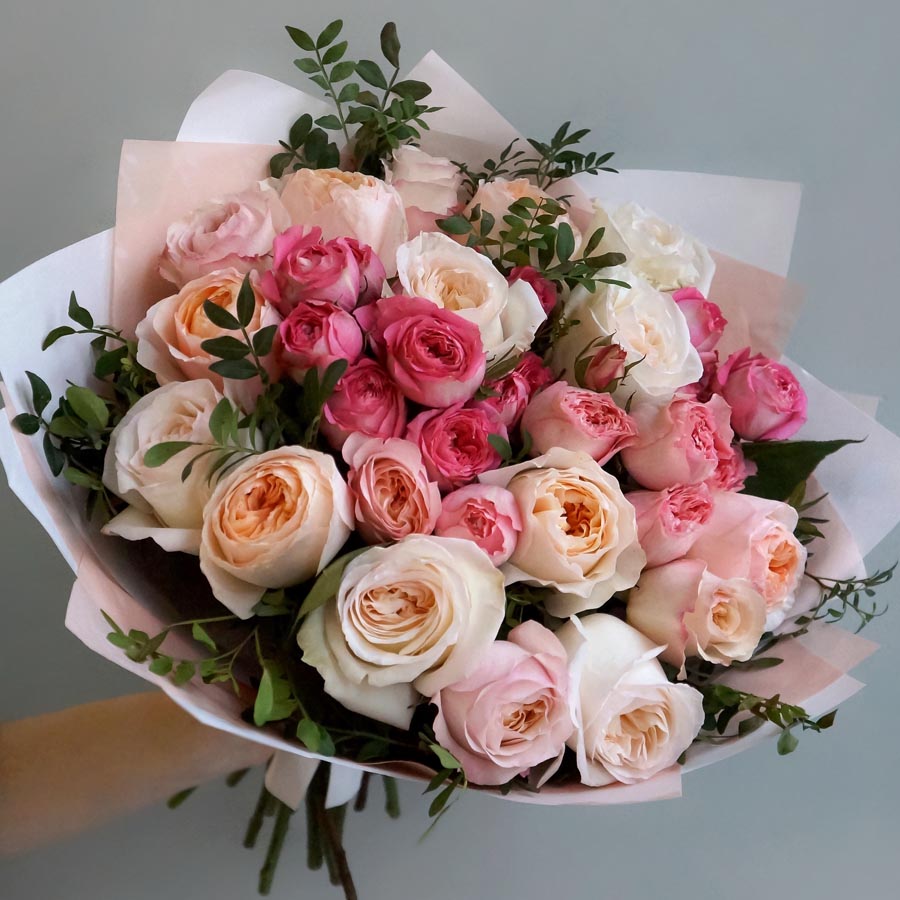 букет из розовых и бежевых роз с веточкаими фисташки (писташ)