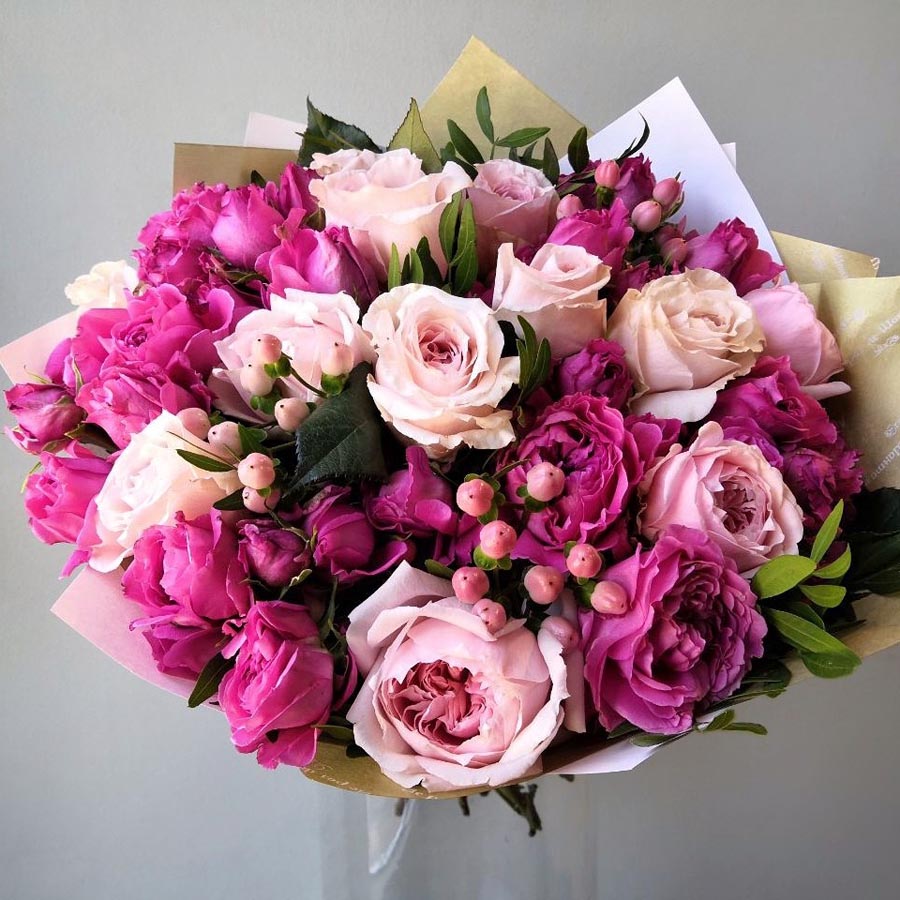розовый букет роз с веточками Гиперикума (зверобоя) , что за веточки с конусными ягодами в букетах