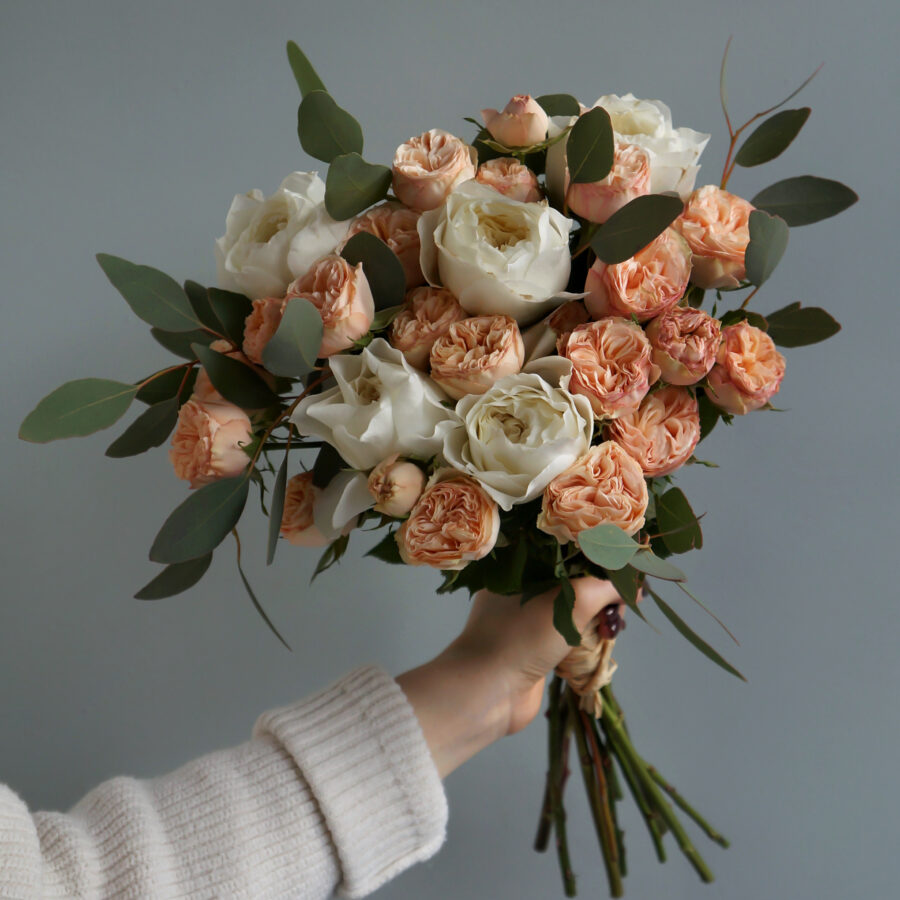 букет из белых и оранжевых роз в пастельных оттенках