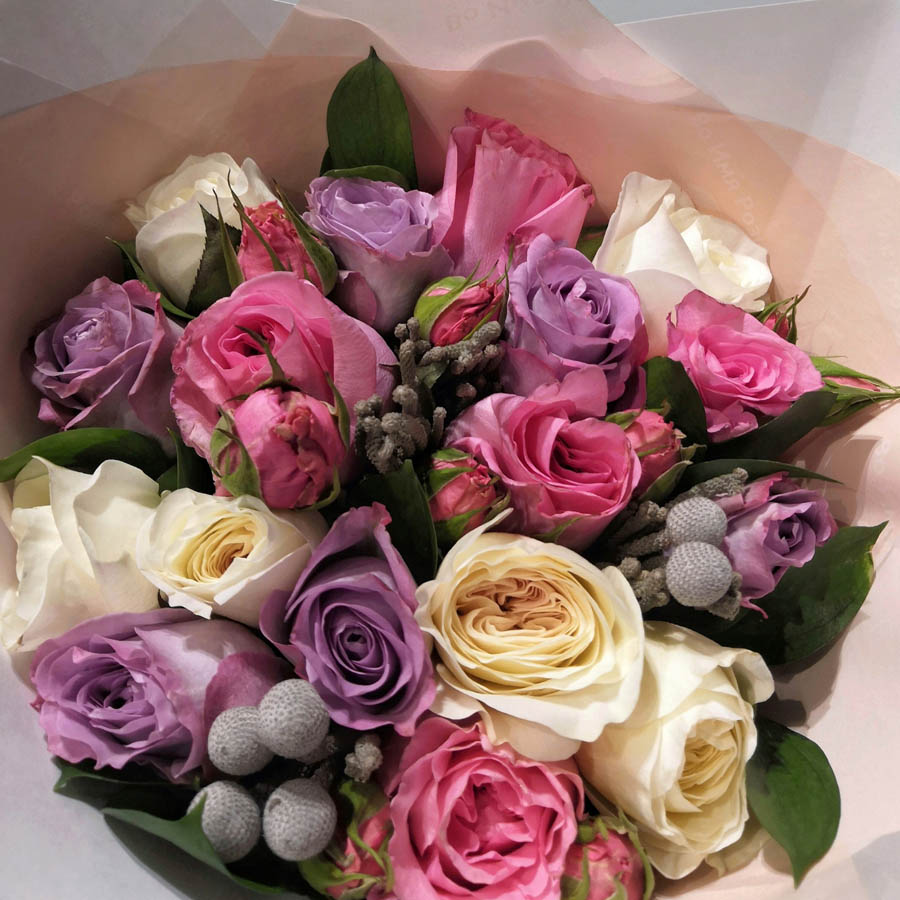 Сорта роз фиолетового оттенка, Lavender Bouquet (Лавандер Букет) , букет из фиолетовых, розовых и бежевых роз в красивой упаковке