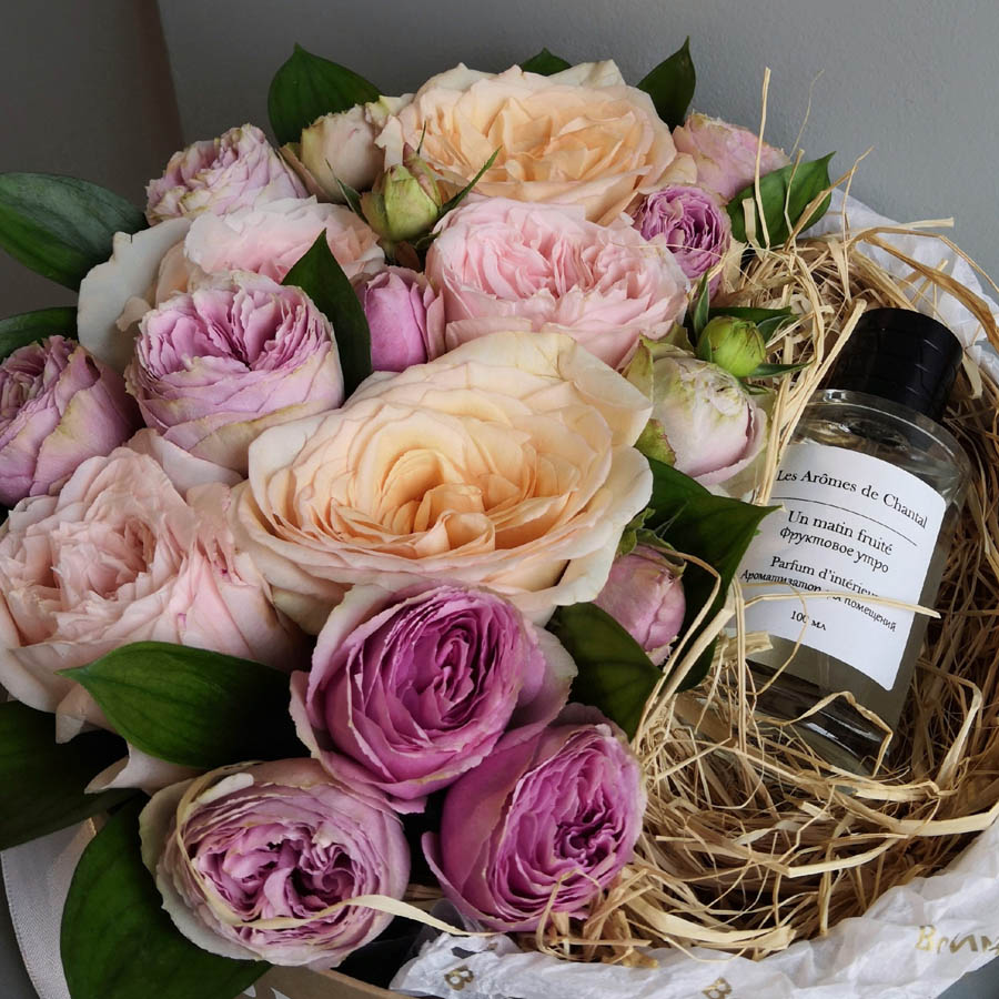 розы фиолетового оттенка, Lavender Lace (Лавандер Лейс), букет из фиолетовых роз с ароматом для дома, букет из фиолетовых и желтых роз