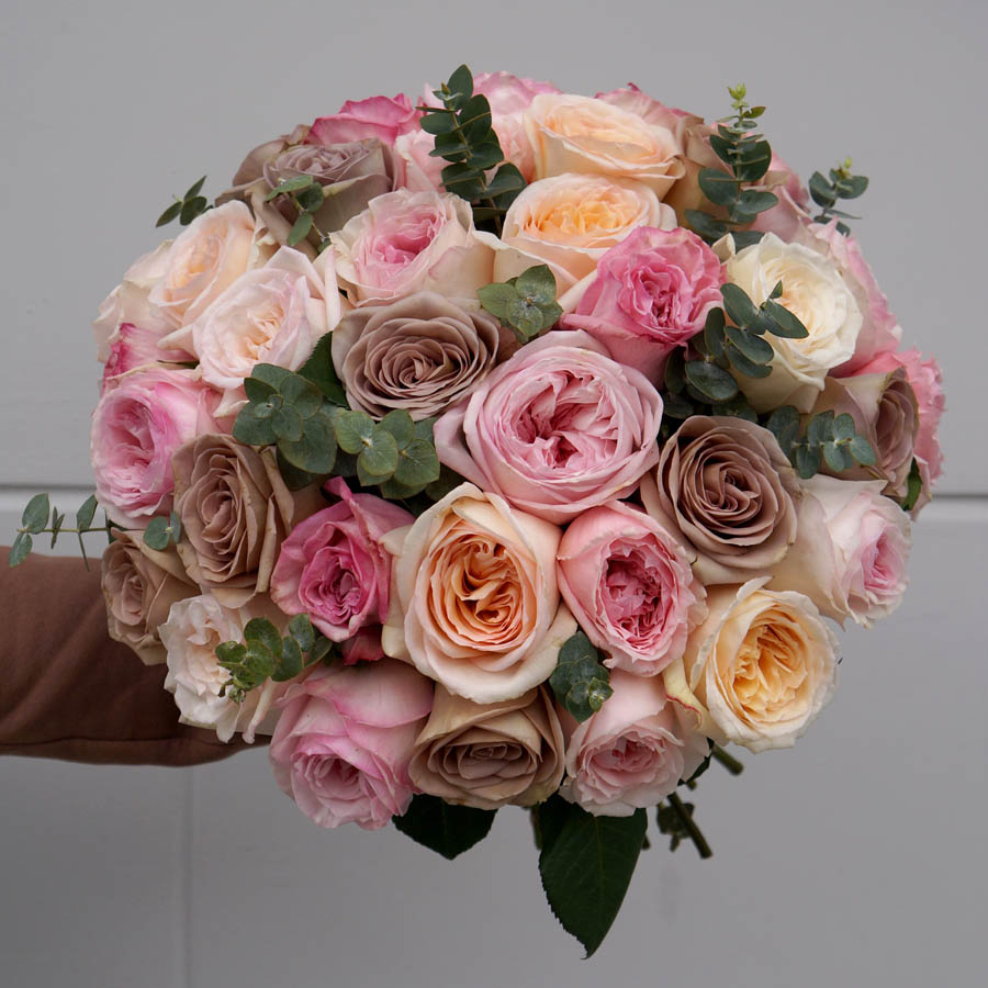 серо-лиловые розы, Amnesia (Амнезия), сорта фиолетовых роз, букет из коричневых, розовых и желтых роз