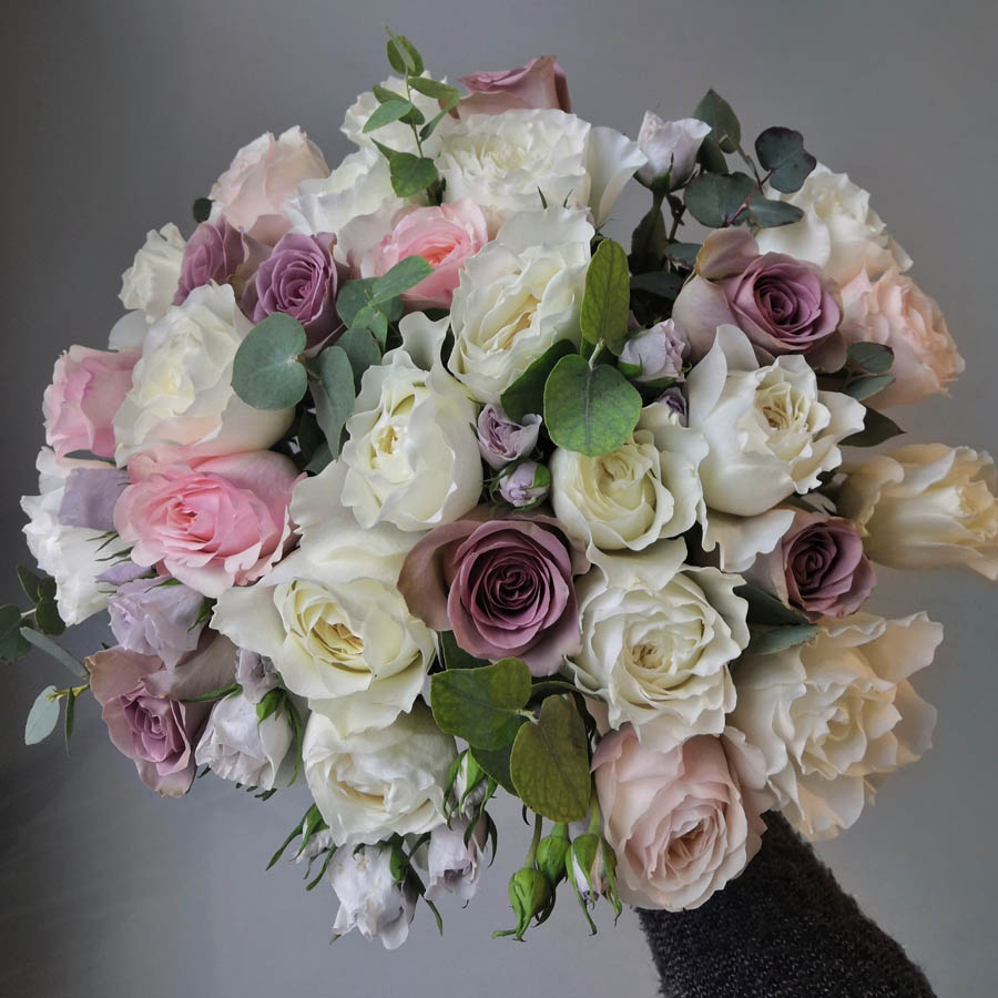 серо-лиловые розы, Amnesia (Амнезия), сорта фиолетовых роз, букет из фиолетовых, белых и розовых роз