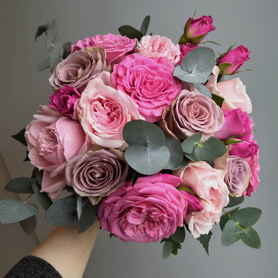 серо-лиловые розы, Amnesia (Амнезия), сорта фиолетовых роз, букет из фиолетовых и розовых роз с эвкалиптом