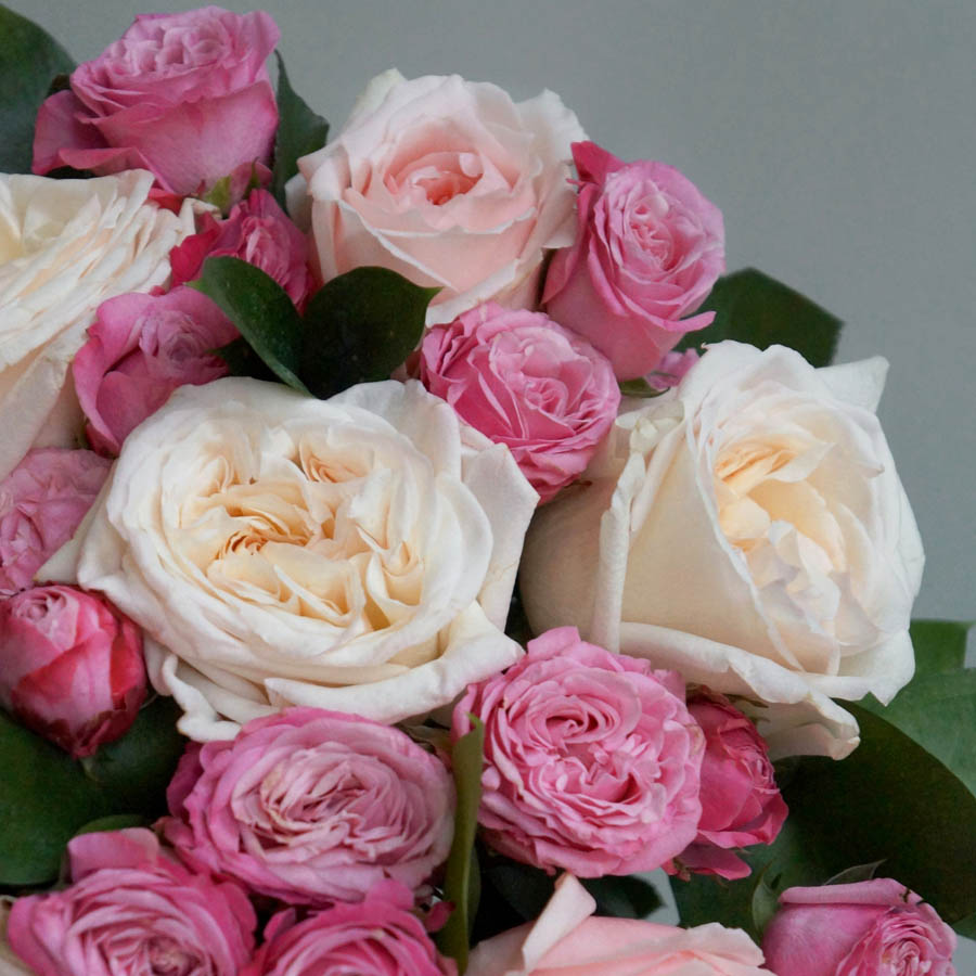 White O'Hara (Вайт Охара), сорта самых ароматных роз, какие розы самые ароматные, букет роз с ароматом базовые цитрусовые и травянистые ноты, яблочный или грушевый шлейф и немного вербены, букет из розовых и бежевых роз