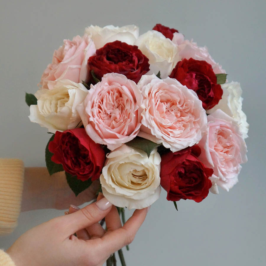 Princess Miyuki (Принцесса Миюки), самые ароматные сорта роз, какие розы самые ароматные, красные, розовые и бежевые розы с ароматом,сладкий запах мирры с нотами пряного аниса, букет из красных, розовых и бежевых роз
