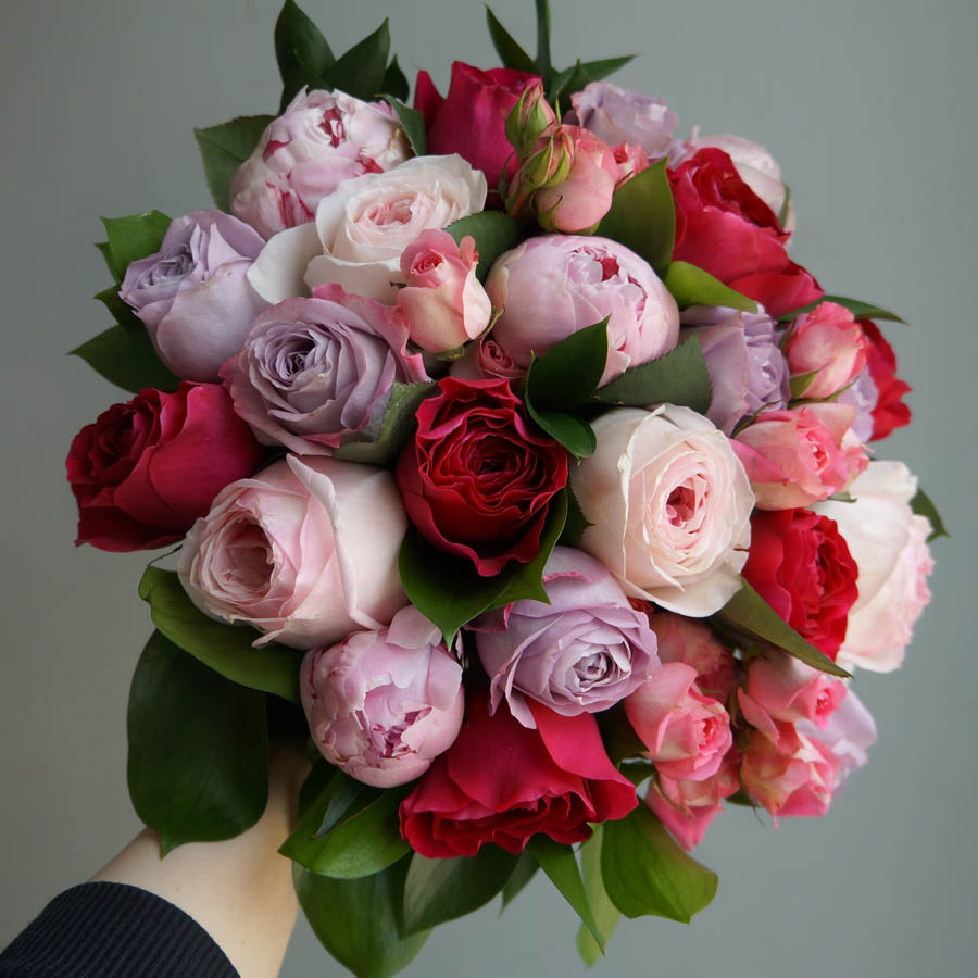 яркий букет из малиновых, фиолетовых и розовых роз для мамы, что подарить маме на 8 марта, букеты маме - идеи, какие цветы подарить маме