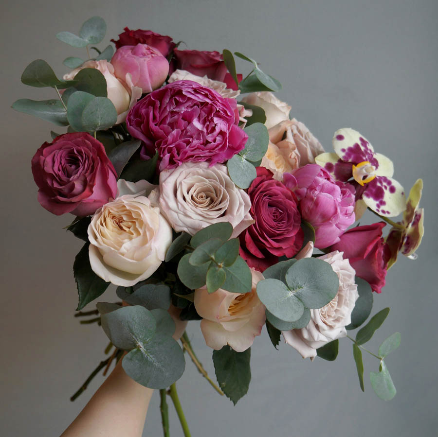 красивый букет для мамы из розовых и бежевых роз, орхидеи и эвкалипта, что подарить маме на 8 марта, букеты маме - идеи, какие цветы подарить маме
