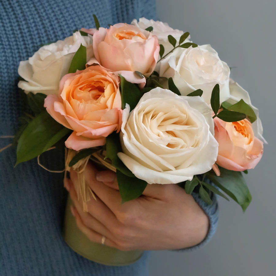 White O'Hara (Вайт Охара), сорта самых ароматных роз, какие розы самые ароматные, букет роз с ароматом базовые цитрусовые и травянистые ноты, яблочный или грушевый шлейф и немного вербены, букет из бежевых роз и оранжевых роз в ведерке 
