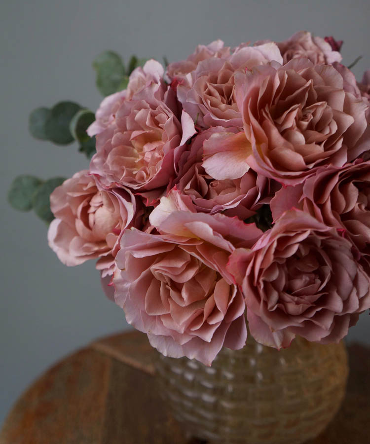 букет из роз пыльного лососевого цвета красивый букет роз для мамы, как подарить маме цветы
