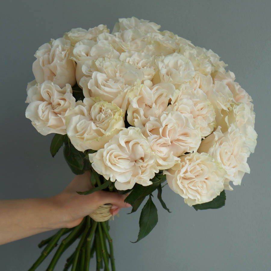 букет бежевых и белых роз для мамы, значение цвета цветов в букете для мамы, подарок маме на день рождения