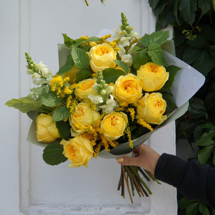 букет желтых роз для мамы, значение цвета цветов в букете для мамы, подарок маме на день рождения