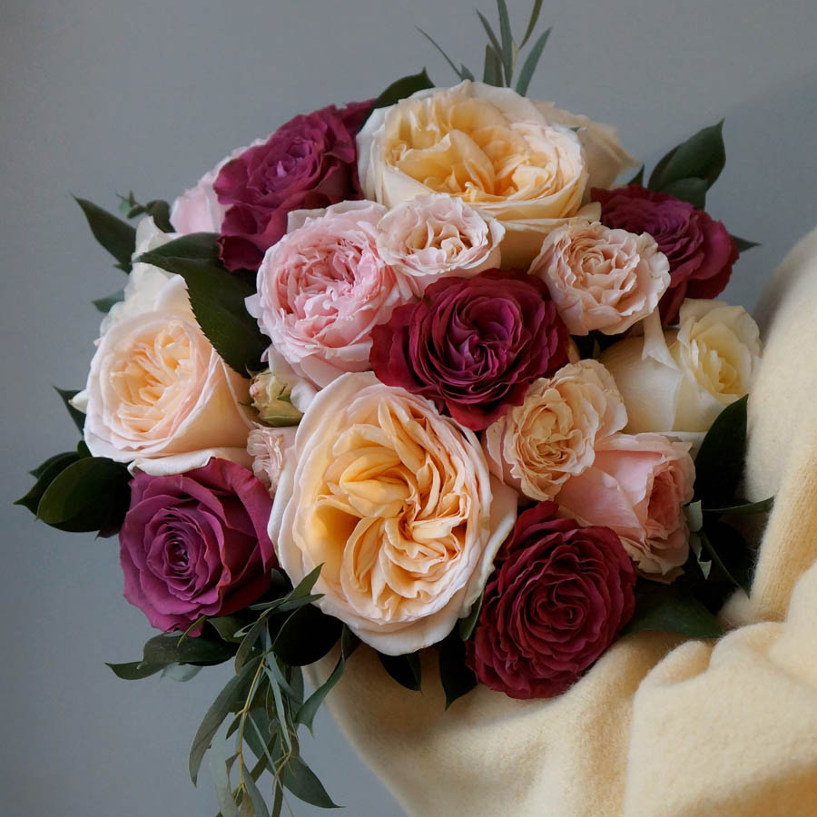 сочный букет из красных, розовых и персиковых роз, роза Princess Maya (Принцесса Майя), всё про оранжевые розы, сорта роз оранжевых оттенков
