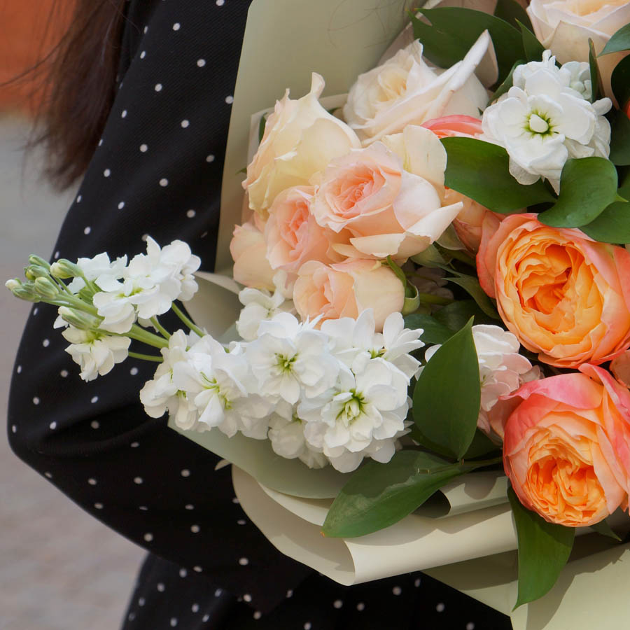 букет из белой маттиолы и кремово-персиковых роз Alina Perfumella (Алина Парфюмелла), всё про оранжевые розы, сорта роз оранжевых оттенков
