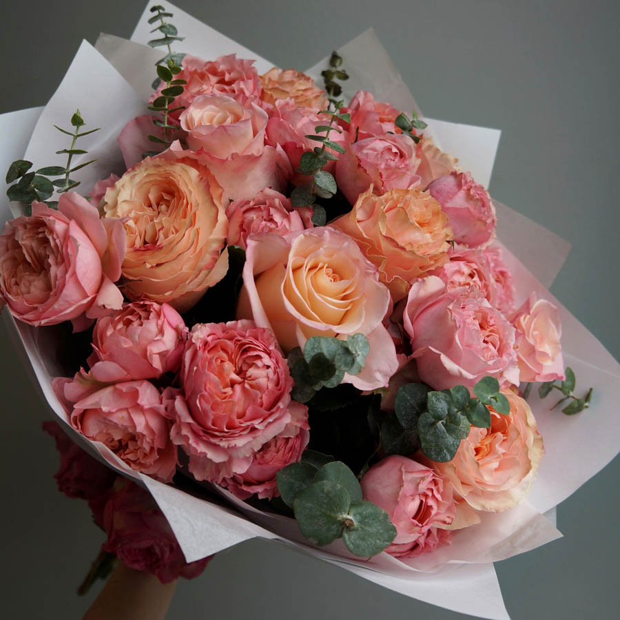 букет роз нежно-персикового и кораллово-розовый оттенков, роза Princess Crown (Принцесс Краун), всё про оранжевые розы, сорта роз оранжевых оттенков