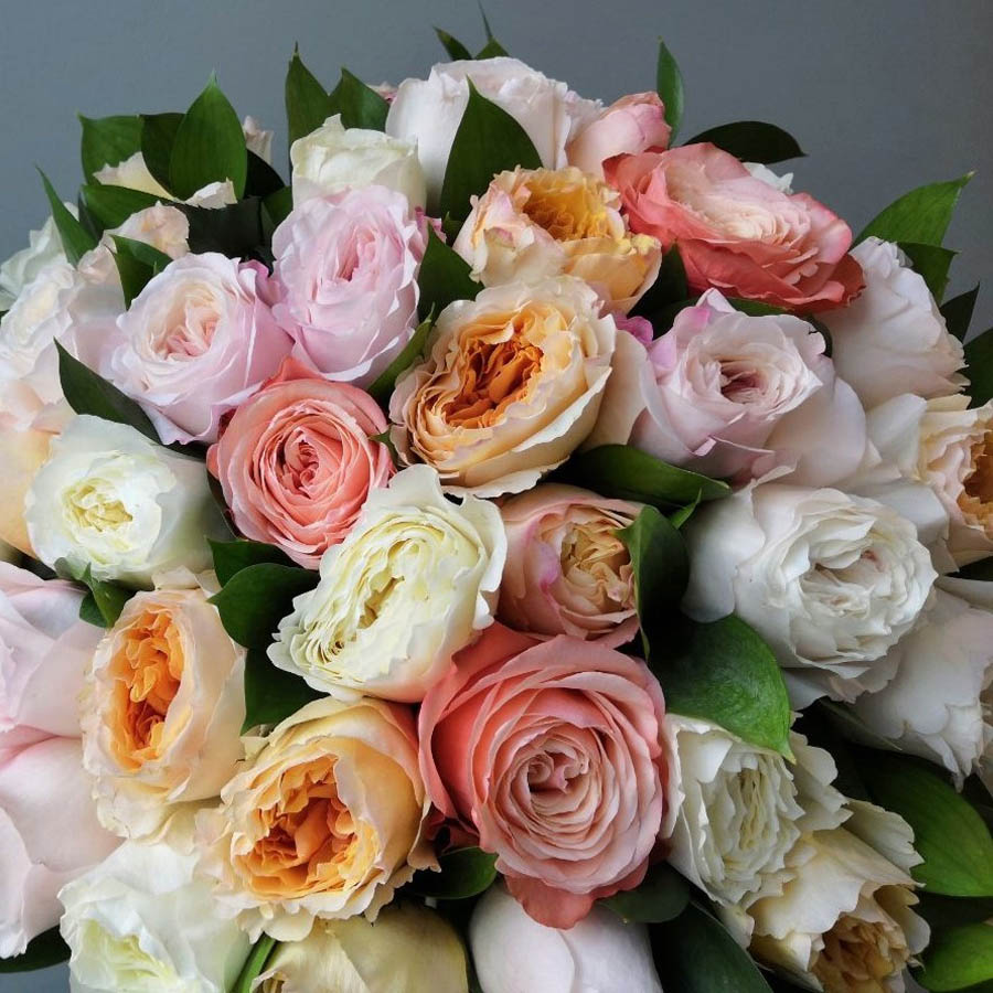 красочный осенний букет из белых, розовых и персиковых роз, роза Kahala (Кахала), всё про оранжевые розы, сорта роз оранжевых оттенков