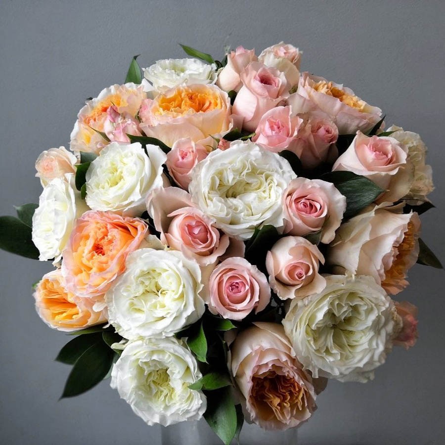 Красочный букет из сливочно-белых, розовых и коралловых роз Alina Perfumella (Алина Парфюмелла), всё про оранжевые розы, сорта роз оранжевых оттенков