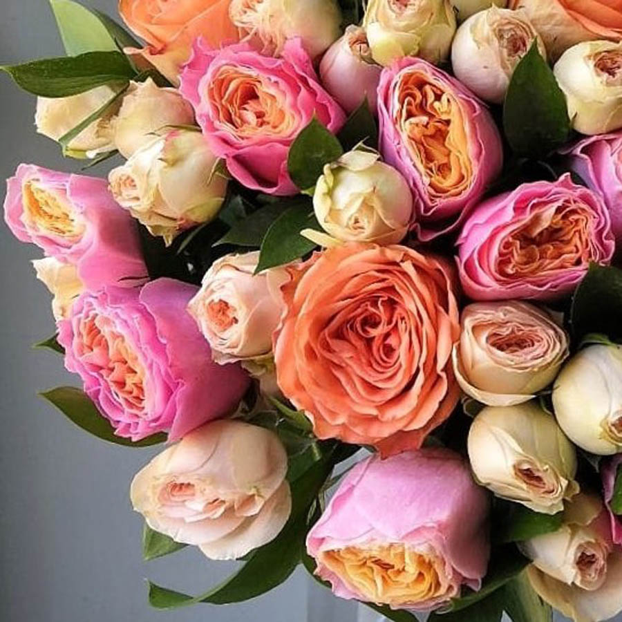 яркий букет из персиковых, коралловых и розовых роз, всё про оранжевые розы, сорта роз оранжевых оттенков